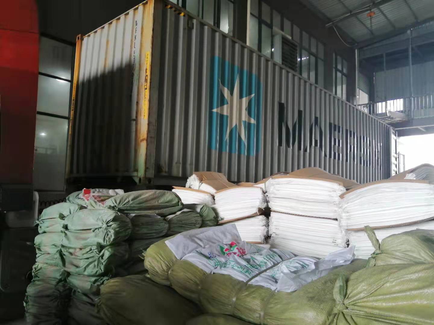 Ένα εμπορευματοκιβώτιο 40HQ φορτώνεται καλά για την εξαγωγή της Ρωσίας